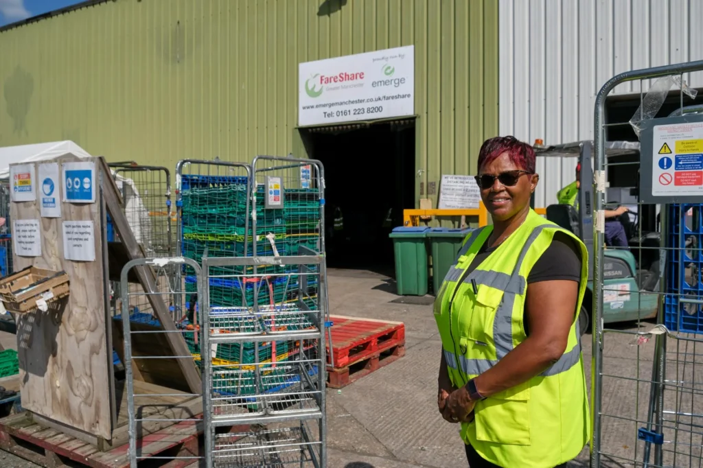 Illustrated guide with tips for foreigners seeking UK jobs